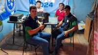 Los practicantes del Dpto. Salud difundiendo información sobre la prevención del dengue y otras enfermedades.
