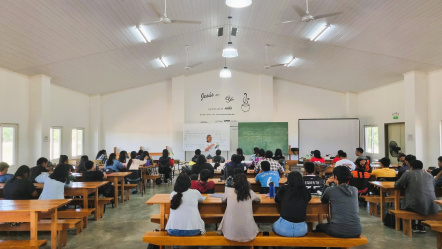 Curso introductorio con un nuevo grupo de estudiantes en el Instituto de Formación Docente.