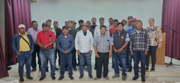 Miembros de la FRICC con representantes de la FAPI (Federación por la Autodeterminación de los Pueblos Indígenas)