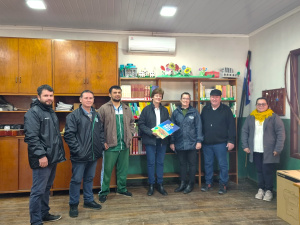 El equipo de profesores de la escuela básica con las bibliotecarias
