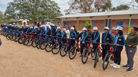 Los alumnos con sus nuevas bicicletas - Ganadores del concurso "Nutrileche 2025"