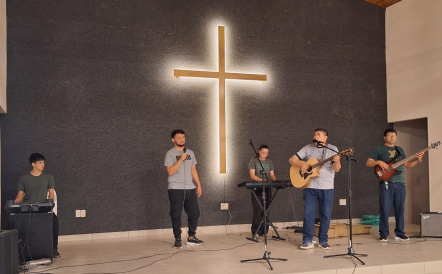 Tiempo de alabanza en el retiro espiritual de los docentes