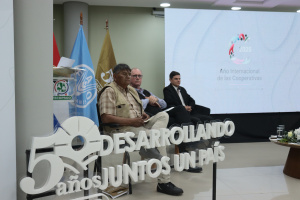 Director de la ASCIM - Willy Franz y el líder de Casuarina - Graciano Ramírez en el encuentro de cooperativistas