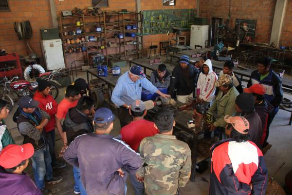Mantenimiento de tractor en un curso capacitación