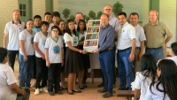 La entrega de la biblioteca por el gobernador de Boquerón