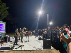 Jóvenes dan la bienvenida a la primavera con un concierto