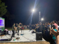 Jóvenes dan la bienvenida a la primavera con un concierto