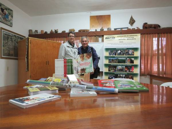 Editorial ATLAS dona libros a la ASCIM