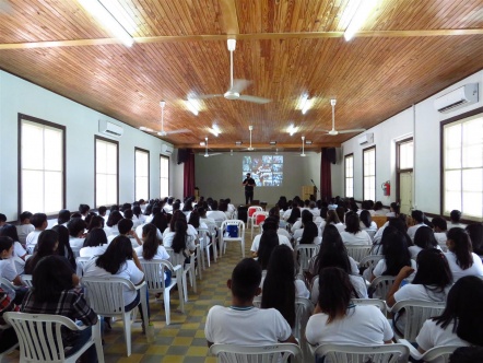 Estudiantes participan en concientización sobre suicidio, bullying y adicciones