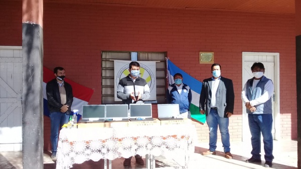 Instituciones del Área educativa N°2 reciben computadoras