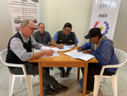 Firmando el convenio
